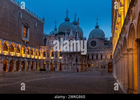 Venedig, Italien - 6. Februar 2024: Innenhof des Dogenpalastes (Palazzo Ducale) in Venedig. Basilika San Marco im Hintergrund Stockfoto