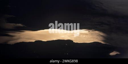 Luftaufnahme des Lago Maggiore in Norditalien bei Sonnenuntergang Stockfoto