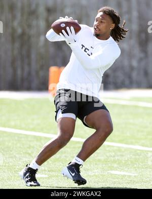 Metairie, USA. Februar 2024. Tight End Kamari Young (Florida A&M) erhält am Montag, den 19. Februar 2024, einen Pass beim HBCU Legacy Bowl NFL Combine im New Orleans Saints Ochsner Sports Performance Center in Metairie, Louisiana. (Foto: Peter G. Forest/SIPA USA) Credit: SIPA USA/Alamy Live News Stockfoto