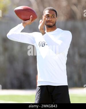 Metairie, USA. Februar 2024. Quarterback Quinton Williams (Howard University) wirft einen Pass während des HBCU Legacy Bowl NFL Combins im New Orleans Saints Ochsner Sports Performance Center in Metairie, Louisiana am Montag, den 19. Februar 2024. (Foto: Peter G. Forest/SIPA USA) Credit: SIPA USA/Alamy Live News Stockfoto