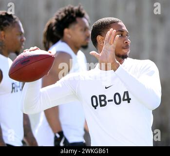 Metairie, USA. Februar 2024. Quarterback Quinton Williams (Howard University) wirft einen Pass während des HBCU Legacy Bowl NFL Combins im New Orleans Saints Ochsner Sports Performance Center in Metairie, Louisiana am Montag, den 19. Februar 2024. (Foto: Peter G. Forest/SIPA USA) Credit: SIPA USA/Alamy Live News Stockfoto