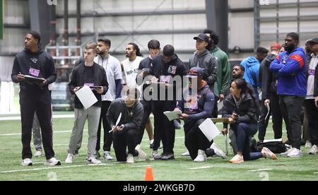 Metairie, USA. Februar 2024. Scouts verschiedener NFL-Teams beobachten und dokumentieren die Action während des Allstate HBCU Legacy Bowl NFL Combined im New Orleans Saints Ochsner Sports Performance Center in Metairie, Louisiana am Montag, den 19. Februar 2024. (Foto: Peter G. Forest/SIPA USA) Credit: SIPA USA/Alamy Live News Stockfoto