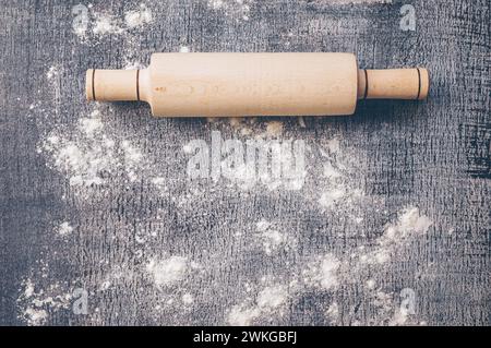 Flache Komposition aus weißem Weizenbackmehl, bestreut auf einem hinterem texturierten Tisch mit leerem Platz für Text. Abstrakter Hintergrund. Konzept für COO Stockfoto