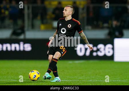 Frosinone, Italien. Februar 2024. Angelino von AS Roma während des Serie A TIM Spiels zwischen Frosinone Calcio und AS Roma im Stadio Benito Stirpe am 18. Februar 2024 in Frosinone, Italien. Quelle: Giuseppe Maffia/Alamy Live News Stockfoto