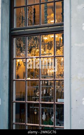 Kronleuchter Licht kaufen durch ein Fenster. Dekorativer Designer-Luxus-Lichtladen Stockfoto