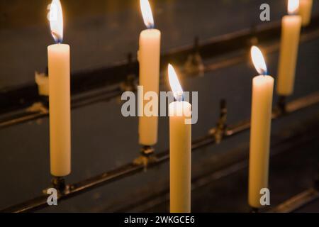 Brennende Votivwachskerzen in der Peterskirche, Wien, Österreich. Stockfoto