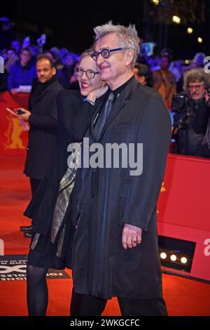 Wim Wenders mit Ehefrau Donata Wenders - VERLEIHUNG DES GOLDENEN EHRENBÄR an Martin Scorsese im Rahmen der 74. Berlinale im Berlinale-Palast in Berlin an 20.02.2024 *** Wim Wenders mit seiner Frau Donata Wenders ÜBERREICHTE Martin Scorsese während der 74. Berlinale am 20. 02 2024 im Berlinale-Palast in Berlin DEN GOLDENEN BÄREN Stockfoto