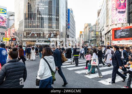 Shibuya City, weltberühmte Shibuya-Kreuzfahrt, Pelikanüberquerung, früher Abend, Menschenmassen auf der Straße, Tokio, Japan, Asien, 2023 Stockfoto