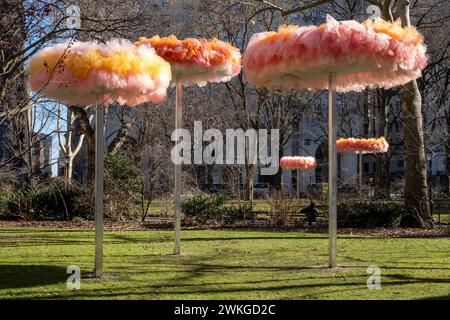 „To let the Sky Know“ von Ana Maria Hernando ist eine farbenfrohe Winterkunstausstellung im Madison Square Park, New York City, USA 2024 Stockfoto