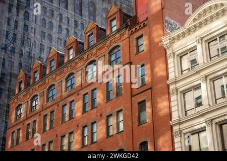 Fassade des Gebäudes an der Kreuzung von Fifth Avenue und 23nd Street gegenüber dem Flatiron Building, NYC, USA, 2024 Stockfoto