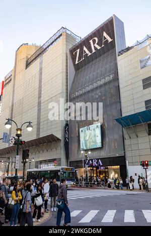 Shibuya Tokyo, Zara Bekleidungsgeschäft Einzelhändler in der geschäftigen Innenstadt von Shibuya, Japan, Asien, 2023 Stockfoto