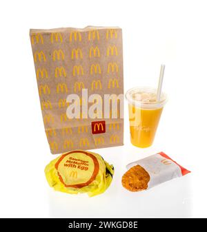 Winneconne, WI - 20. Februar 2024: Ein Paket McDonalds-Frühstück mit Orangensaft, Haschbraun und Wurst-Eierkäse McMuffin auf einer isolierten Ba Stockfoto