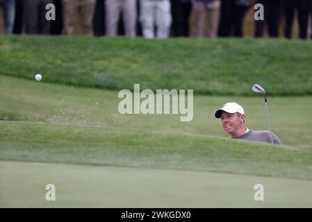 17. Februar 2024 Rory McIlroy trifft aus einem Bunker während der dritten Runde des Genesis Invitational im Riviera Country Club in Pacific Palisades, CA. Charles Baus/CSM Stockfoto