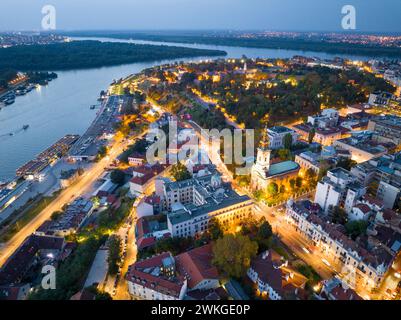 Luftdrohnen-Nachtaufnahme von Belgrad, Serbien. Hauptstadt in der Blauen Stunde und Nacht, Blick von oben. Stockfoto