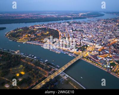 Luftdrohnen-Nachtaufnahme von Belgrad, Serbien. Hauptstadt in der Blauen Stunde und Nacht, Blick von oben. Stockfoto