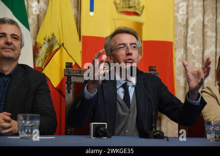 Neapel, Kampanien, Italien. Februar 2024. Gaetano Manfredi Bürgermeister von Neapel spricht während der Pressekonferenz im Rathaus von Neapel nach dem Sieg gegen EA7 Emporio Armani Mailand von Frecciarossa Finale Acht 2024. (Kreditbild: © Pasquale Gargano/Pacific Press via ZUMA Press Wire) NUR REDAKTIONELLE VERWENDUNG! Nicht für kommerzielle ZWECKE! Stockfoto