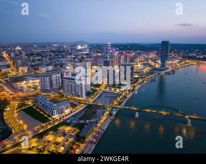 Luftdrohnen-Nachtaufnahme von Belgrad, Serbien. Hauptstadt in der Blauen Stunde und Nacht, Blick von oben. Stockfoto