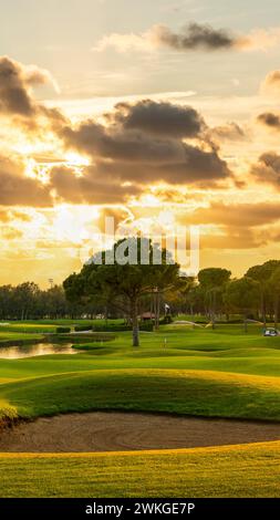 Panorama Golfplatz mit Sandbunker im Zentrum. Dramatische Wolken am Himmel während des Sonnenuntergangs Belek Türkei Stockfoto