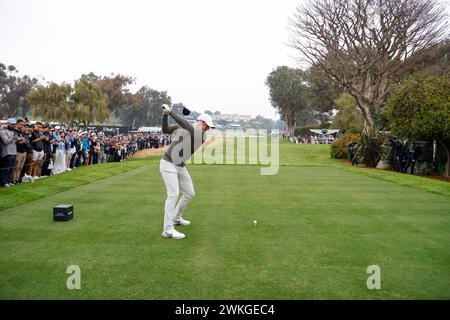 Am 17. Februar 2024 trifft Rory McIlroy einen Abschlag während der dritten Runde des Genesis Invitational im Riviera Country Club in Pacific Palisades, CA. Charles Baus/CSM Stockfoto