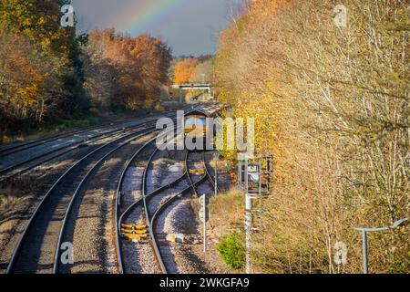 Dieselbetriebener Personenzug für Pendler am Bahnhof West midlands england großbritannien Stockfoto