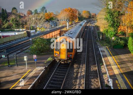 Dieselbetriebener Personenzug für Pendler am Bahnhof West midlands england großbritannien Stockfoto