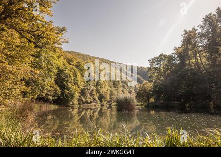 Bild des Jankovac-Teichs in Papuk, Kroatien. Papuk ist der größte Berg in der slawonischen Region in Ostkroatien, nahe der Stadt Požega. Es wird erweitert Stockfoto