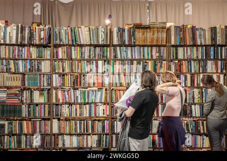 Bild einer Gruppe von Kunden, männlich und weiblich, die an Regalen einer serbischen Buchhandlung in Belgrad vorbeifahren, die gebrauchte Bücher serbischer Literatur verkauft Stockfoto