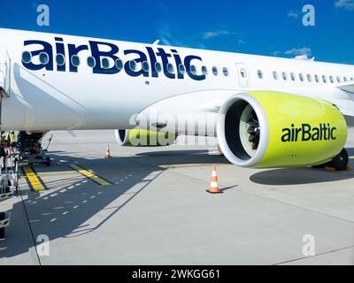 Bild eines Airbus A220 Air Baltic, der auf den Abflug am Flughafen Riga (Rigas Lidosta) wartet. EasyJet Airline Company Limited ist eine britische billigfluggesellschaft Stockfoto