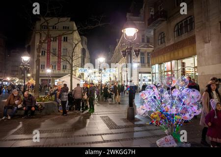 Bild der Belgrader Weihnachtsdekoration auf der Kneza Mihailova (knez mihailo) Straße bei Nacht mit einer Menge Fußgänger zu Fuß in Belgrad, Stockfoto