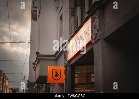 Bild eines Schilds mit dem Logo von Latvijas Balzams in ihrem Geschäft in Riga. Amber Latvijas Balzams (Lettisch Balsam) ist der größte Alkoholiker Stockfoto