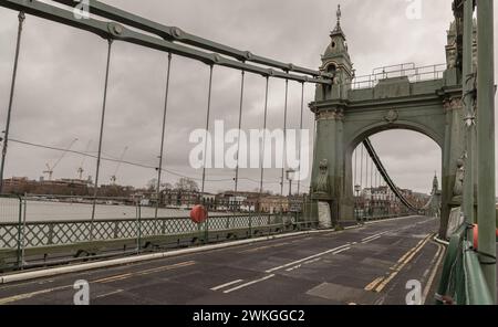 London, Großbritannien - 25. Dezember 2023 - Hammersmith Bridge über die Themse. Eine der ältesten Hängebrücken der Welt und eine große Flussüberquerung und Prim Stockfoto