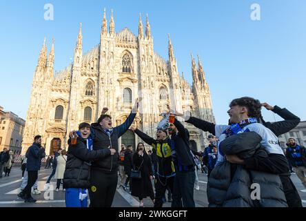 Mailand. Februar 2024. Fans von Inter Mailand treffen sich auf der Piazza del Duomo di Milano vor dem 1. Legspiel der UEFA Champions League zwischen Inter Mailand und Atletico Madrid am 20. Februar 2024 in Mailand. Quelle: Li Jing/Xinhua/Alamy Live News Stockfoto