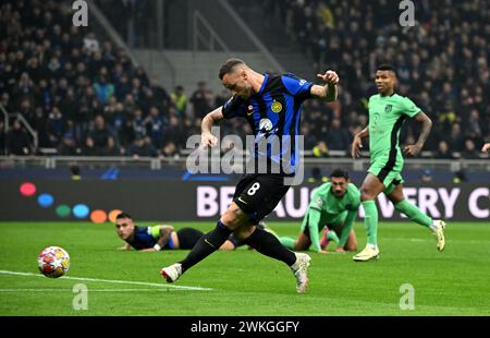 Mailand. Februar 2024. Inter Mailand Marko Arnautovic (vorne) erzielte sein Tor beim Achtelfinale der UEFA Champions League am 20. Februar 2024 im 1. Legspiel zwischen Inter Mailand und Atletico Madrid in Mailand. Quelle: Alberto Lingria/Xinhua/Alamy Live News Stockfoto