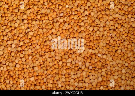 Getrocknete gelbe Erbsen Hintergrund. Vegetarische Zutat. Stockfoto