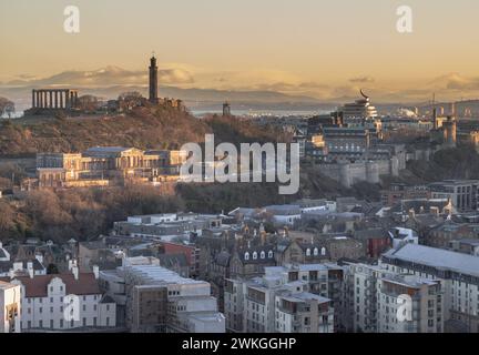 Edinburgh, Schottland - 17. Januar 2024 - fantastischer Blick auf die Stadt Edinburgh und Calton Hill mit der Skyline von der Spitze der Salisbury Crags. Destinati Stockfoto