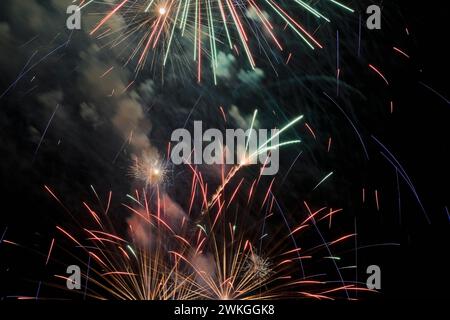 Goldenes, rotes, blaues und grünes Feuerwerk am Nachthimmel. Stockfoto