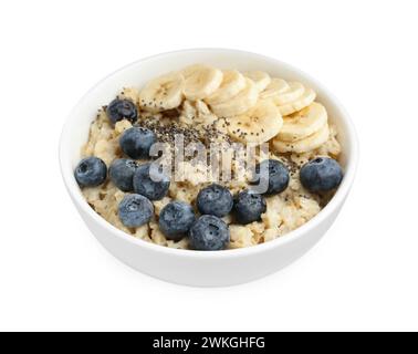 Leckeres Haferflocken mit Bananen, Heidelbeeren und Chiasamen in Schüssel isoliert auf weiß Stockfoto