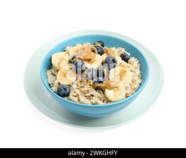 Leckeres Haferflocken mit Banane, Heidelbeeren und Erdnussbutter in einer Schüssel isoliert auf weiß Stockfoto