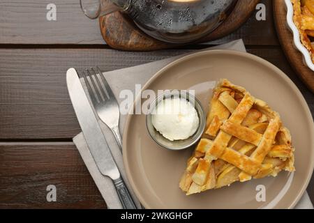 Ein Stück leckerer hausgemachter Quittenkuchen, serviert auf Holztisch, flach gelegt. Leerzeichen für Text Stockfoto