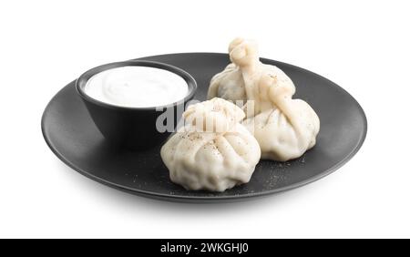 Leckere Khinkali (Knödel) mit Sauce und Gewürzen isoliert auf weiß. Georgische Küche Stockfoto