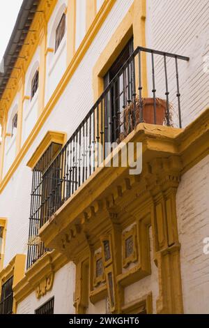 Balkon in einem alten architektonischen Apartmentgebäude, Sevilla, Spanien. Stockfoto