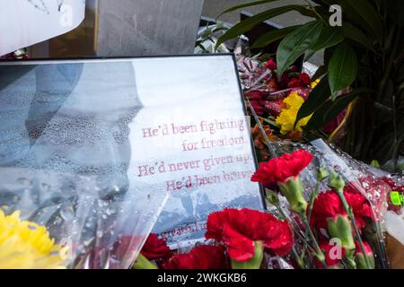 Seattle, USA. Februar 2024. Gedenkstätte für den russischen Oppositionsführer Alexej Nawalny am Seattle Center Peace Pole. Nach seinem plötzlichen Tod gab es weltweit Gedenkstätten. Quelle: James Anderson/Alamy Live News Stockfoto