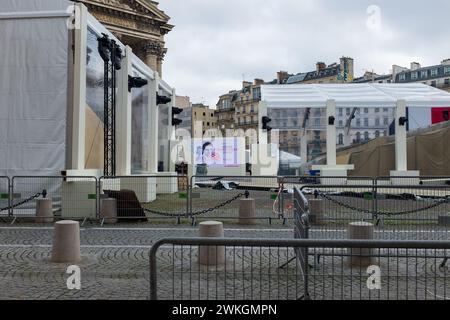 Paris, Frankreich. Februar 2024. Porträts von Mélinée und Missak Manouchian vor dem Panthéon während der Vorbereitungen ihrer Pantheonisierung Stockfoto