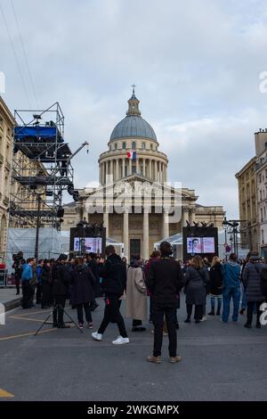 Paris, Frankreich. Februar 2024. Ein Jugendchor, der die Rue Soufflot probt, vor dem Pantheon (vertikal) Stockfoto