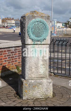 Bronzetafel auf der Portland-Steinsäule zum Gedenken an Richard Clark und John Endicott in Weymouth Harbour, Dorset, England Stockfoto