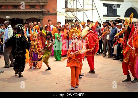 Am Durbar Square in Kathmandu, Bagmati, Nepal, wird eine nicht identifizierte Parade mit als Götter gekleideten Kindern fotografiert. Stockfoto