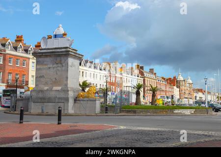 Die Esplanade und die Statue von König Georg III. In Weymouth, Dorset, England, Großbritannien. Stockfoto