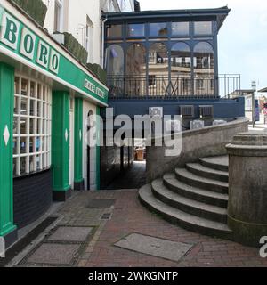 Alte Gebäude in Weymouth Old Town mit Marlboro Fish and Chips Shop auf der linken Seite in Weymouth, Dorset, England, Großbritannien. Stockfoto