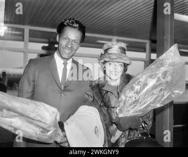 Februar 1965. Amsterdam, Niederlande Porträt des amerikanischen Sängers Chuck Berry bei der Ankunft in Schiphol mit seiner Schwester Lucy Ann Stockfoto