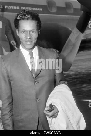 Februar 1965. Amsterdam, Niederlande Porträt des amerikanischen Sängers Chuck Berry bei Ankunft in Schiphol, Stockfoto